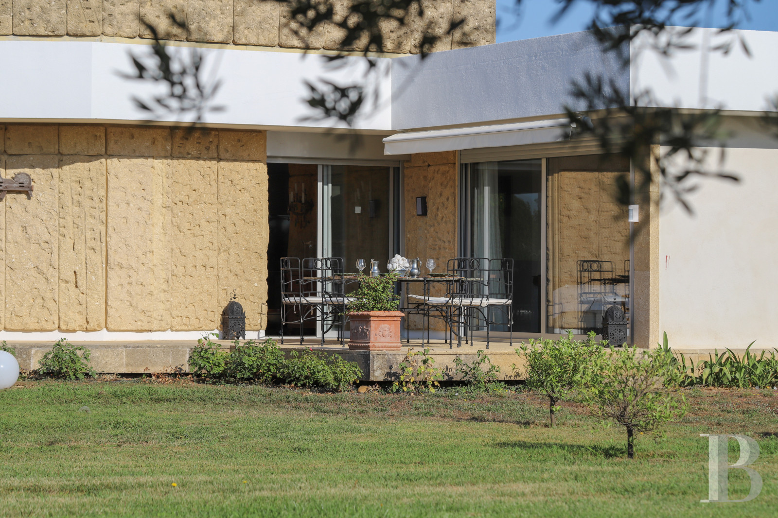 A villa designed and built by a Modernist architect in the heart of an arboreal estate close to Nîmes - photo  n°10